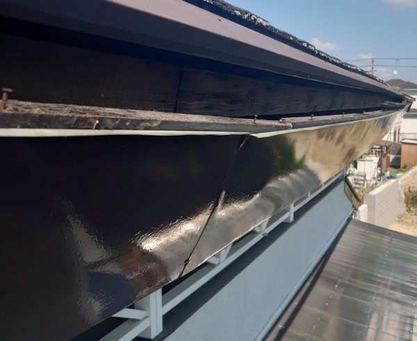 軒樋取り付け工事前　軒樋隠しの板が外れかけている